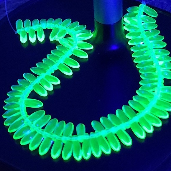 100pcs Czech Glass Dagger Beads, Uranium Glass, UV light reactive - Picture 2 of 8